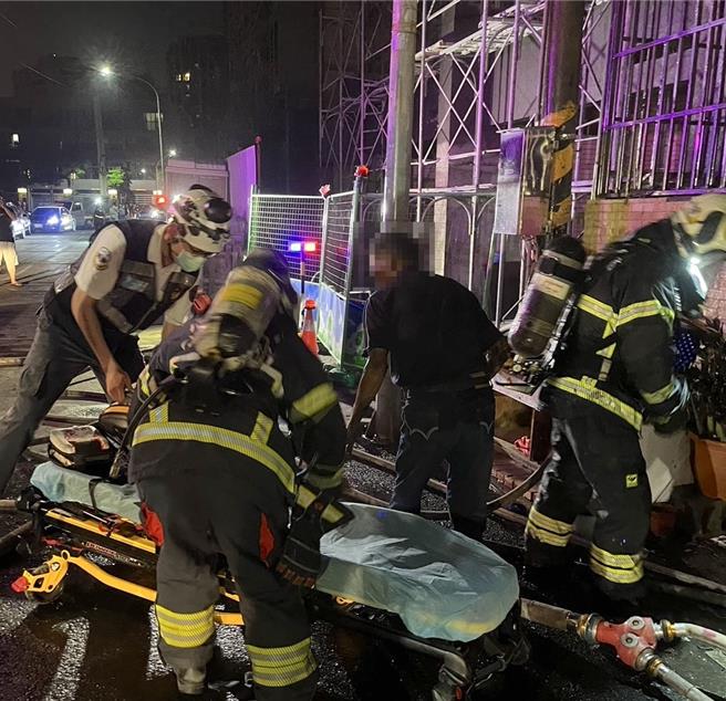 高雄仁武区永新四街一处住宅于4月3日深夜11时22分发生火警，消防局人员到场抢救。（翻摄照片／林瑞益高雄传真）