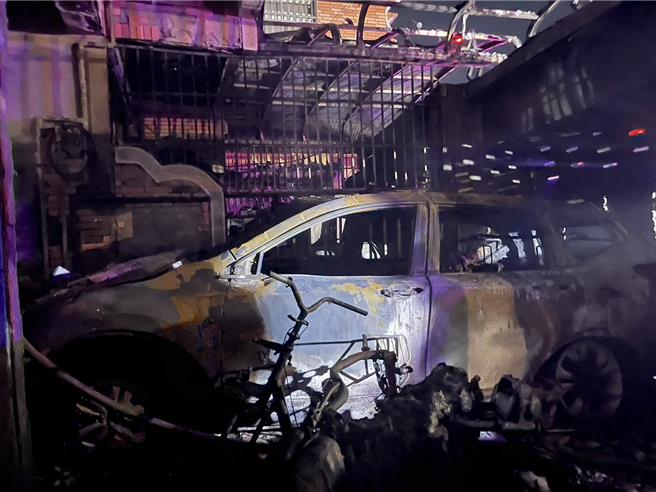 高雄仁武区永新四街一处住宅于4月3日深夜11时22分发生火警，图为火警现场情形。（翻摄照片／林瑞益高雄传真）