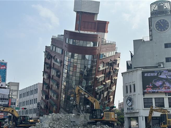 0403花蓮強震造成花蓮市天王星大樓倒塌，建物直至今天上午持續傾斜，花蓮檢方將會同技師到現場採樣，鑑定倒塌原因，確認是否涉及過失，有無刑事責任，縣府則待檢方完成相關程序後才會拆除大樓。（羅亦晽攝）