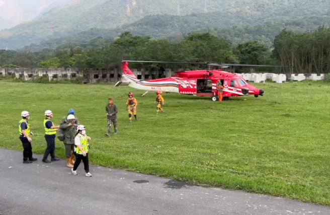 勤总队上午派遣黑鹰直升机，将6名受伤的和平矿区工人吊挂送医。（图 / 消防署提供）