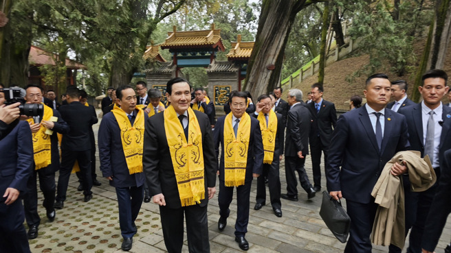 大陆国台办副主任仇开明先陪前总统马英九在黄帝陵上香致祭，然后绕行后方的小山，也就是黄帝陵墓一圈，之后才去植树，再去大典现场。（蓝孝威摄）