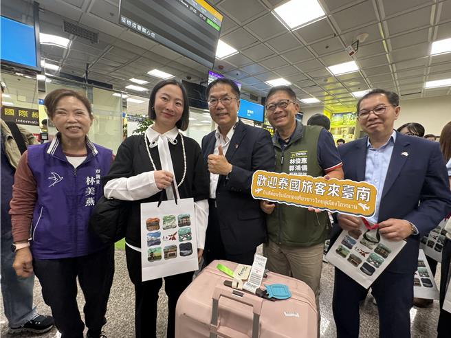 台南市长黄伟哲(中)迎接泰国包机首航的旅客。(曹婷婷摄)