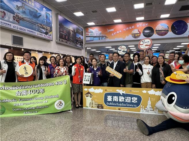 泰国包机首航188位旅客今早抵达台南机场，台南市长黄伟哲等台南各界到场迎接，场面热闹。(曹婷婷摄)