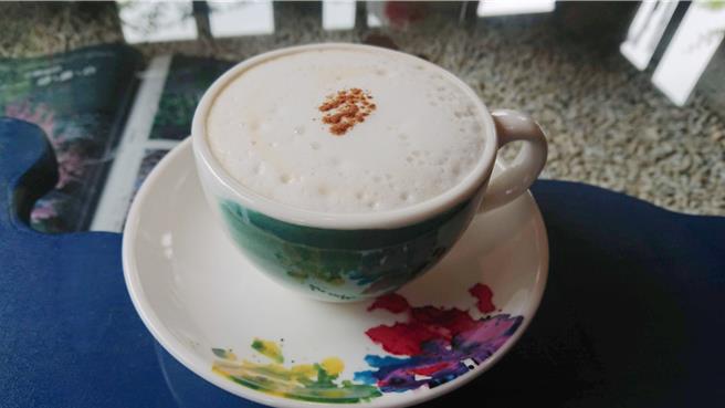 一名女性上班族长年有喝咖啡习惯，确诊COVID-19后，荨麻疹经常发作，经追踪才发现咖啡是过敏原。（大林慈济医院提供∕吕妍庭嘉义传真）