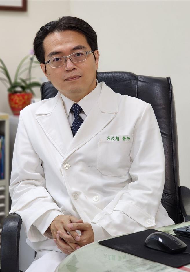 嘉义慈济诊所风湿免疫科医师吴政翰表示，根据他2022年发表的研究成果，约7成荨麻疹病人能透过饮食治疗得到改善。（大林慈济医院提供∕吕妍庭嘉义传真）