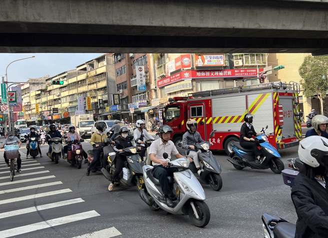 3日上午近8点发生地震，北市消防车出动。（陈俊吉摄）
