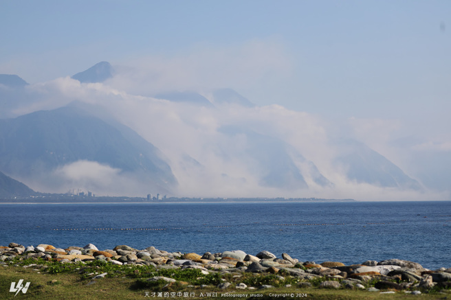 地震瞬間中央山脈「煙塵埋沒」連綿20餘公里，山壁宛如剝皮。(楊均濰提供)