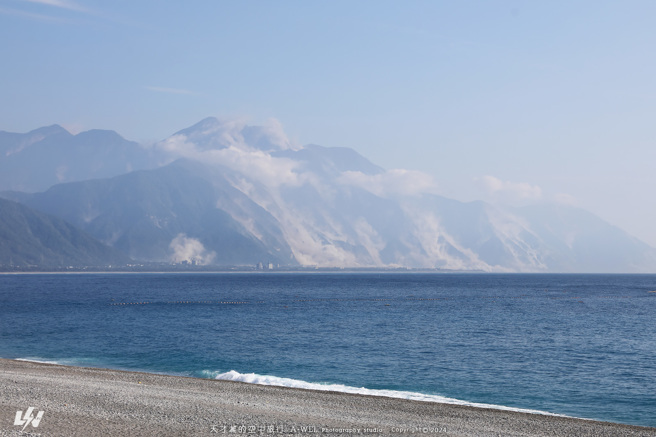 地震瞬間中央山脈「煙塵埋沒」連綿20餘公里，山壁宛如剝皮。(楊均濰提供)