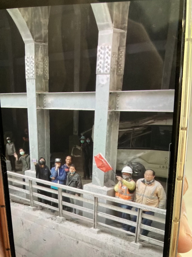 空拍畫面曝！晶英酒店員工、遊客71人躲九曲洞  猛搖紅旗求救。(消防署提供)