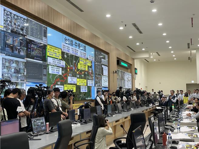 總統蔡英文4日上午在行政院副院長鄭文燦、交通部長王國材等人陪同下，前往台北車站特定區聯合防災中心聽取震災救援與交通復原作業進度。（蔡亞樺攝）