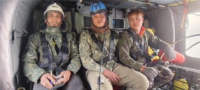 空勤总队今早执行救援，成功将和仁矿区6人救出。（图 / 空勤总队提供）