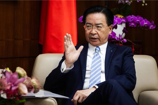 外交部长吴钊燮接受丹麦《贝林时报》（Berlingske）驻台记者Alexander Sjöberg专访。(外交部提供)