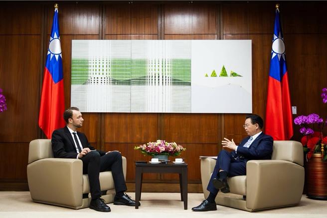 外交部长吴钊燮接受丹麦《贝林时报》（Berlingske）驻台记者Alexander Sjöberg专访。(外交部提供)