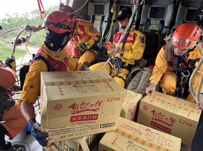 空勤总队在灾区空投物资。（图 / 空勤总队提供）