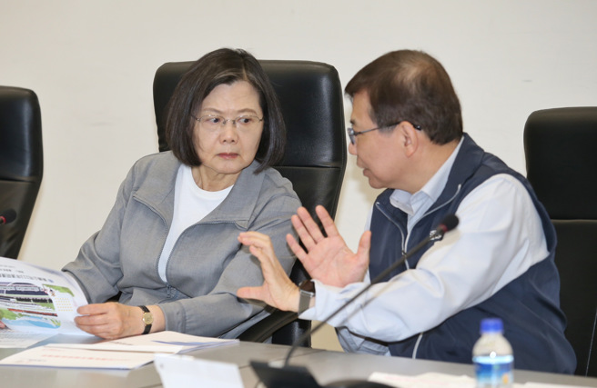 蔡英文總統（左）4日前往台北車站聯合防災中心視察並聽取「台鐵、高鐵及公路0403地震影響及搶修疏運情形」 報告，並與交通部長王國材（右）交換意見。（姚志平攝）