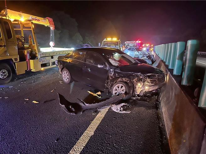 国道3号北向284.6公里嘉义竹崎至梅山路段，3日晚间10点45分发生6车连环撞事故，共造成8人轻伤、先后送医。（国道警方提供∕ 吕妍庭嘉义传真）