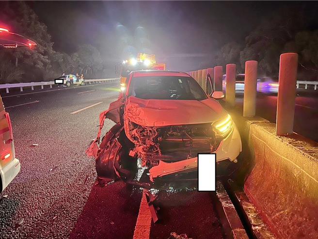 国道3号北向284.6公里嘉义竹崎至梅山路段，3日晚间10点45分发生6车连环撞事故，共造成8人轻伤、先后送医。（国道警方提供∕ 吕妍庭嘉义传真）