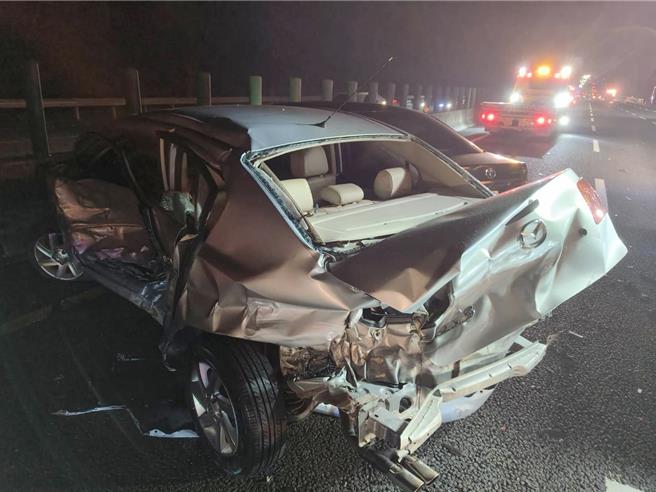 国道3号北向284.6公里嘉义竹崎至梅山路段，3日晚间10点45分发生6车连环撞事故。（嘉义县消防局提供∕ 吕妍庭嘉义传真）