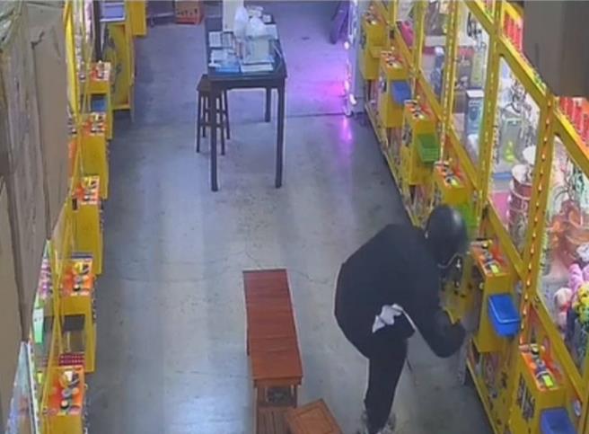 2024年4月4日彰化县／彰化1名45岁林姓男子日前到大村1家娃娃机店，手持铁锹破坏娃娃机硬币箱，并得手5000元。（警方提供／叶静美彰化传真）