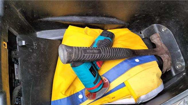 2024年4月4日彰化县／彰化1名45岁林姓男子涉嫌行窃大村1家娃娃机店，1日遭警方逮捕，并在其骑乘的机车内起出铁锹及砂轮机等犯案工具。（警方提供／叶静美彰化传真）