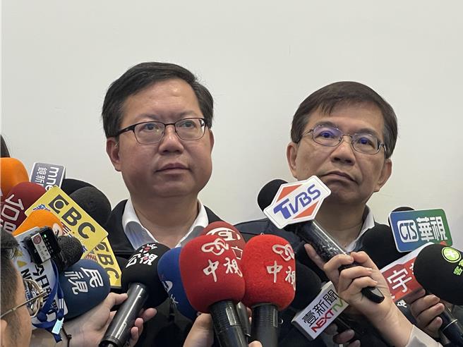 行政院副院长郑文灿（左一）与交通部长王国材赴台北车站，视察灾后交通抢修及连假疏运情形并受访。（蔡亚桦摄）