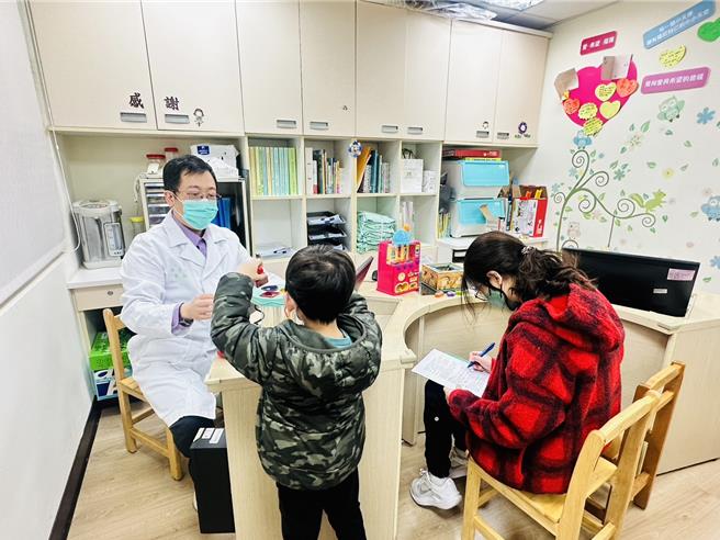 新竹市衛生局配合衛生福利部國民健康署政策，提供7歲以下兒童免費7次健康檢查及事故傷害防制宣導。圖為醫師進行發展評估。（新竹市政府提供／王惠慧新竹傳真）