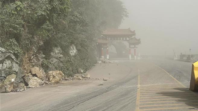 0403花莲大地震造成山区地貌改变及地质脆弱，玉山国家公园管理处呼吁民眾，近期应避免登山活动。（太管处提供／王煌忠台中传真）