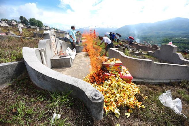 命理师公开「阴间匯率」，坦言民眾每年烧的纸钱，远远不够祖先在阴间的基本开销。(图:shutterstock/达志)
