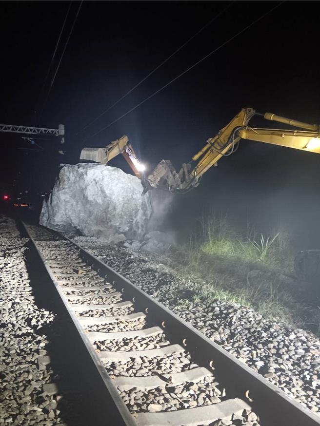 0403花蓮大地震，台鐵東部幹線出現落石，台鐵公司經過16小時搶修已經恢復通行。（台鐵公司提供／蔡亞樺台北傳真）
