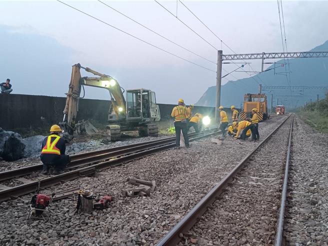 0403花蓮大地震，台鐵東部幹線出現落石，台鐵公司經過16小時搶修已經恢復通行。（台鐵公司提供／蔡亞樺台北傳真）