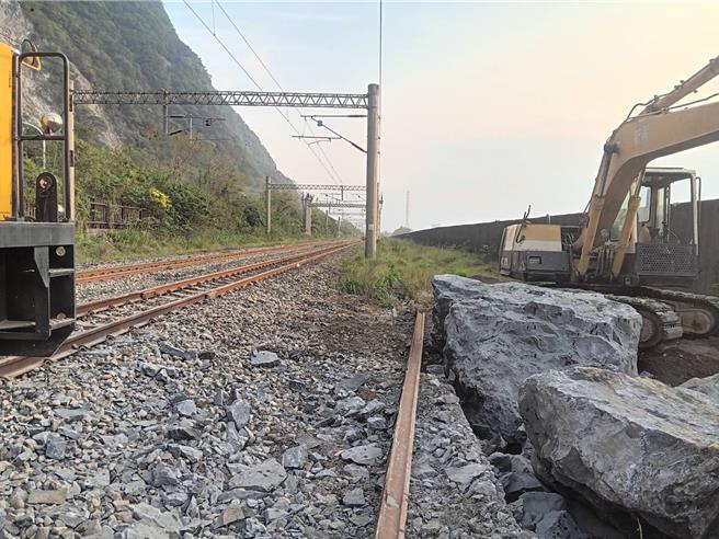 0403花蓮大地震，台鐵東部幹線出現落石，台鐵公司經過16小時搶修已經恢復通行。（台鐵公司提供／蔡亞樺台北傳真）