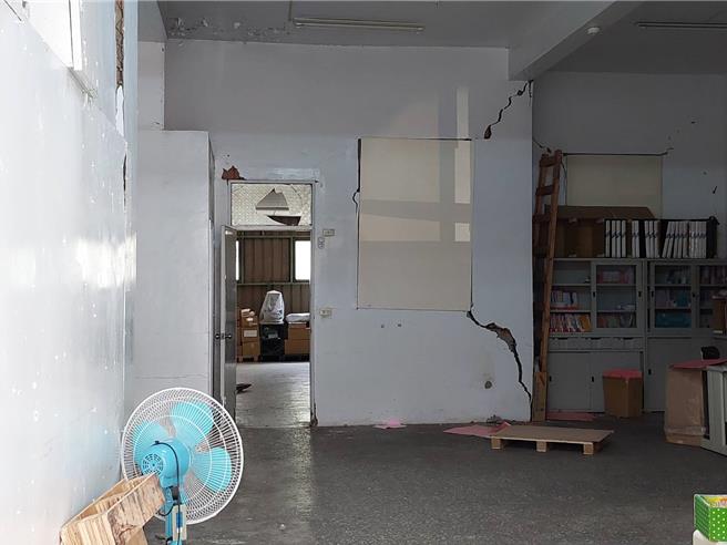 受0403花莲大地震影响，新北市中和区连城路222巷6弄2至10号共5栋建物墙壁龟裂、外墙磁砖掉落。（陈慰慈摄）