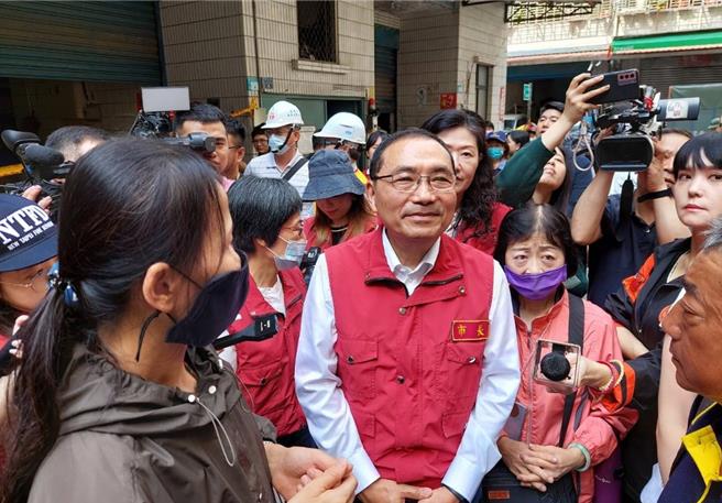 新北市长侯友宜4日上午前往中和区连城路222巷6弄2至10号视察受灾户状况，受灾户向侯陈情，临时租房不易，盼市府能协助中长期安置，勿让他们流离失所。（陈慰慈摄）