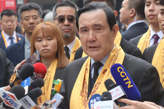 前總統馬英九在參加完陝西的清明公祭軒轅黃帝典禮後，接受媒體聯訪。（藍孝威攝）