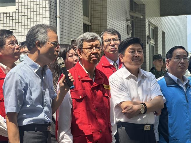 0403花蓮大地震重創國立花蓮女子高級中學綜合大樓，行政院長陳建仁（前左二）今天在校長詹滿福（前左一）、國民黨團總召傅崐萁（前右二）等人陪同下，前往視察災情狀況。（羅亦晽攝）