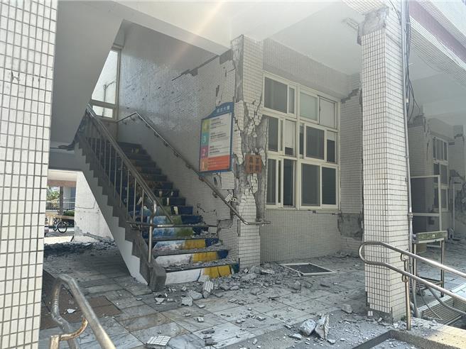 0403花蓮大地震造成國立花蓮女子高級中學綜合大樓樑柱斷裂、鋼筋露出，校方第一時間已將師生撤離，未釀人員傷亡，不過建物已成危樓，必須拆除重建。（羅亦晽攝）