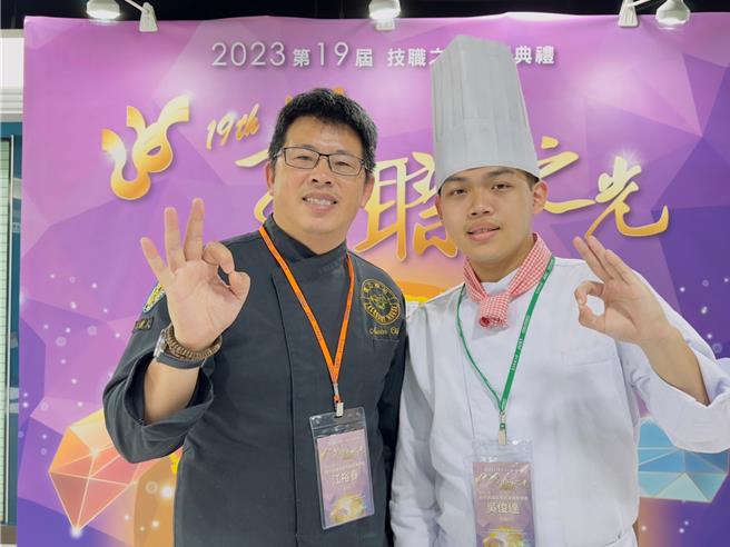 穀保家商餐飲管理科吳俊達同學（右）感謝江裕春科主任的推薦，為他爭取機會。（新北市教育局提供）
