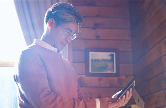 翁家明为揣摩角色设计独有表演节奏。（大爱电视提供）