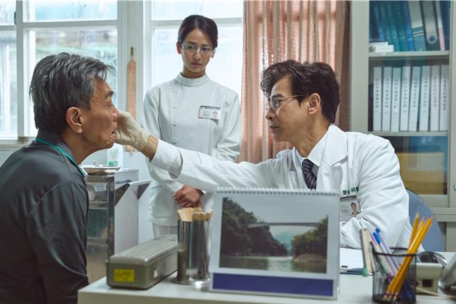 翁家明（右）演真实人物特别钻研角色个性。（大爱电视提供）