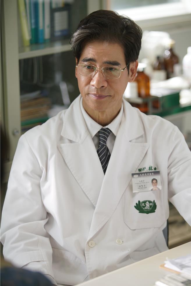 翁家明翁家明饰演上山行医的妇产科医生「林繁幸」。（大爱电视提供）