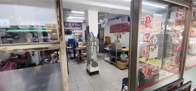 台北市万华区南机场整宅3日歷经强震后，出现楼梯断裂、墙壁破损、钢筋外露的情况，更有部分住宅出现家门无法开启的情况，建管处也于建筑外张贴「危楼」红单，并疏散当地居民。（黄敬文摄）