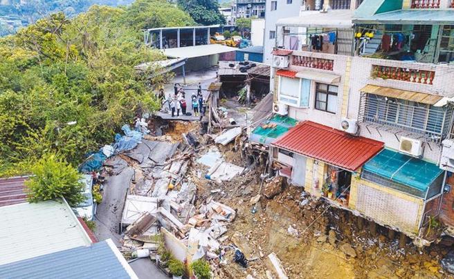 0403花莲大地震，新店安泰路也传出因地基下陷，导致8间连栋建筑出现塌陷、悬空。（郭吉铨摄）