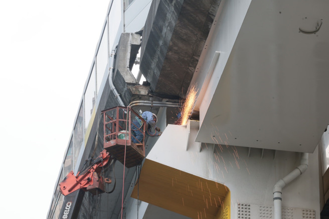 花莲强震后新北环状线钢箱梁局部位移，图为工程人员焊接H型钢进行紧急支撑。（郭吉铨摄）