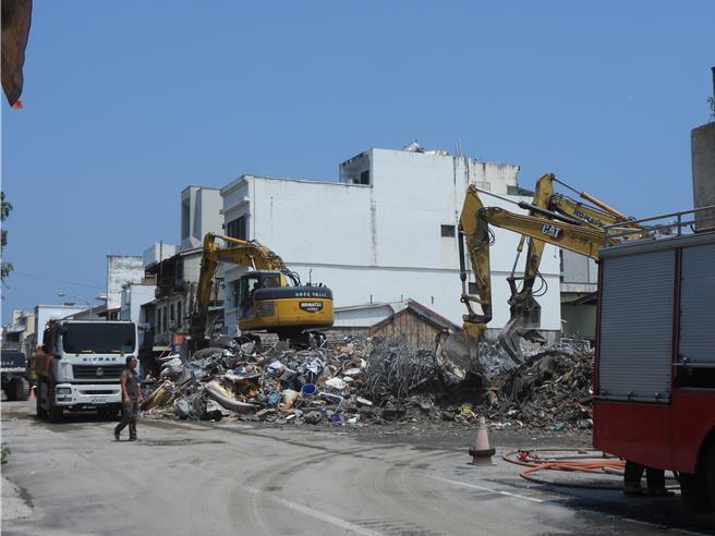 花莲昨天发生芮氏规模7.2强震，北滨街「幸福时刻早午餐」5层楼的透天厝直接被震斜，由于房屋结构严重受损，县府为避免余震造成倒塌酿灾，昨漏夜派遣重型机具连夜进行拆除作业，今中午已接近拆除完毕，预计今晚能完成拆除作业。（罗亦晽摄）