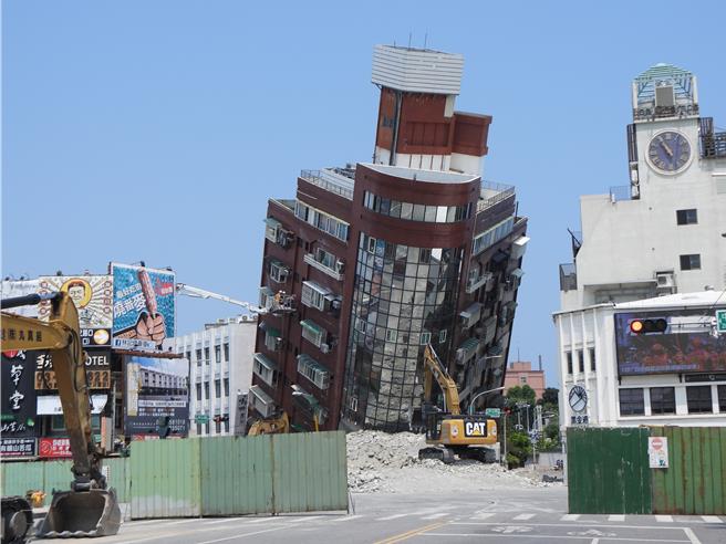  花蓮昨天發生芮氏規模7.2強震，花蓮市區天王星大樓被震斜，花蓮檢方盼趕在今天晚上蒐證完成，以利明天能順利進行拆除工作。（羅亦晽攝）