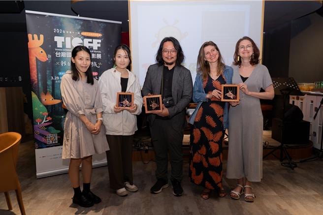 台湾奖《选择的秘密》、最佳电视网路节目《海洋日记 - Luca ! 浪来了！》、最佳动画短片《神秘鸟地方》3组获奖团队合照。（公视提供）