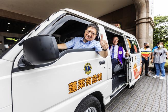 尖石幸福巴士獲交通部「2024金運獎」績優獎，縣長楊文科（左）認為是其他鄉鎮推動幸福巴士的學習典範。（羅浚濱攝）