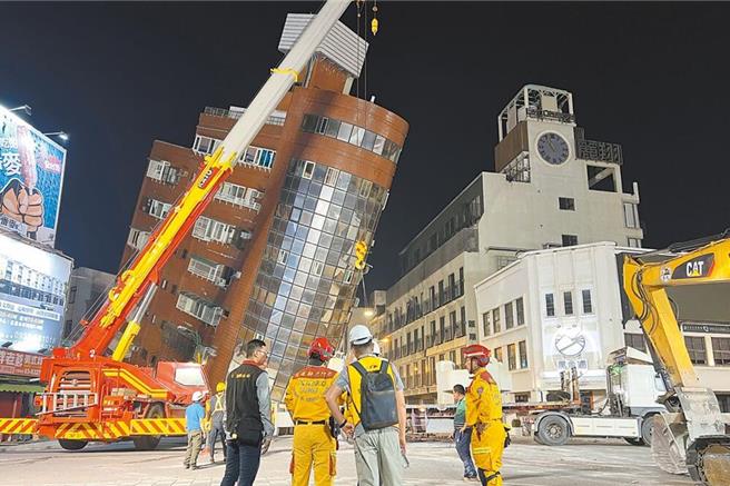 0403大地震，花莲市天王星大楼倾斜恐倒塌，特搜人员救援至晚间。（图／美联社）