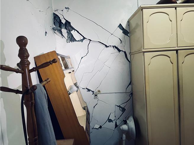 新北市土城区延吉街连栋公寓内部有墙面大面积受损、钢筋裸露等状况。（新北市工务局提供／刘玮晴新北传真）