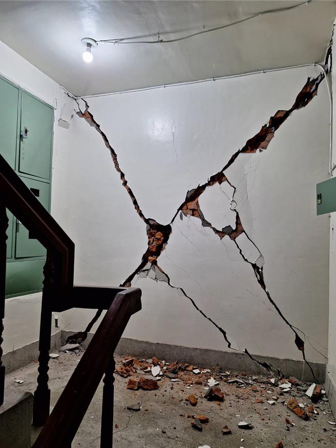 新北市土城区延吉街连栋公寓内部有墙面大面积受损、钢筋裸露等状况。（新北市工务局提供／刘玮晴新北传真）